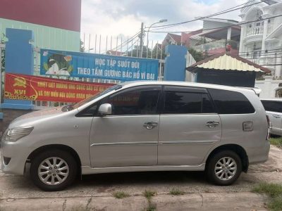 Toyota Innova 7 chỗ màu bạc, số sàn