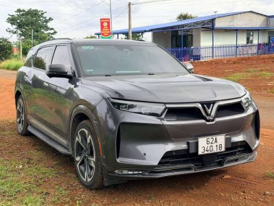 VF9 Plus 2023 bản 6 ghế trần kính