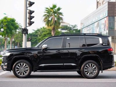 Land Cruiser LC300 2024 đen lịch lãm mới keng